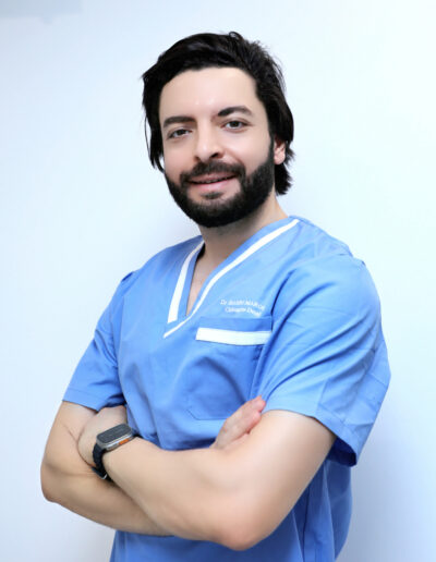 Dr Marouane Bahri, spécialiste en Invisalign et implantologie, blouse bleue