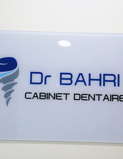 Plaque logo professionnelle du Dr Marouane Bahri, chirurgien-dentiste