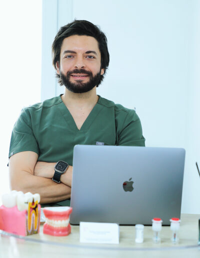 Dr Marouane Bahri, chirurgien-dentiste à Livry-Gargan, spécialiste Invisalign, implantologie et parodontologie