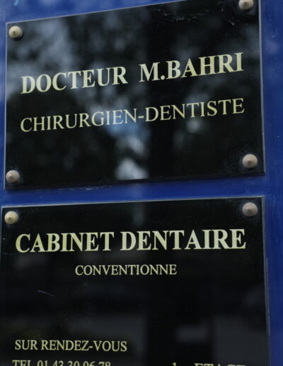 Plaque professionnelle du Dr Marouane Bahri, chirurgien-dentiste