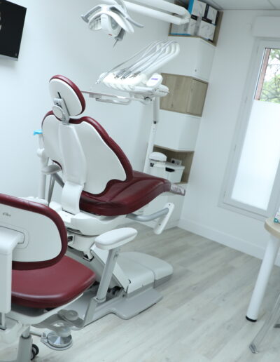 salle avec fauteuil dentaire rouge au cabinet du Dr Marouane Bahri